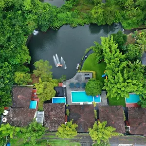 **** Resort Athirapally Trees India