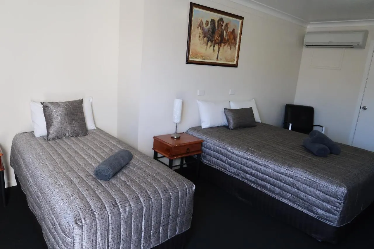 Charleville Waltzing Matilda Motor Inn 3*,